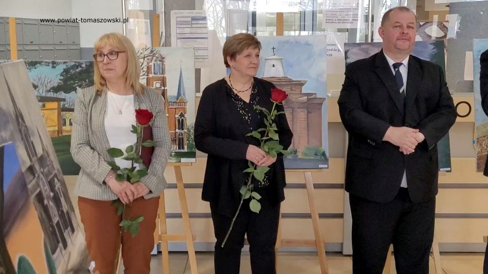 Zdjęcie z wernisażu wystawy obrazów uczniów ZSP nr 6 im. Stanisława Wyspiańskiego w Tomaszowie Mazowieckim, który odbył się w Starostwie Powiatowym w Tomaszowie Mazowieckim w piątek, 8 kwietnia 2022