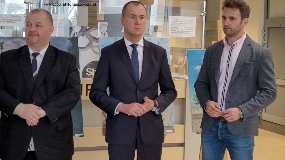 Zdjęcie z wernisażu wystawy obrazów uczniów ZSP nr 6 im. Stanisława Wyspiańskiego w Tomaszowie Mazowieckim, który odbył się w Starostwie Powiatowym w Tomaszowie Mazowieckim w piątek, 8 kwietnia 2022