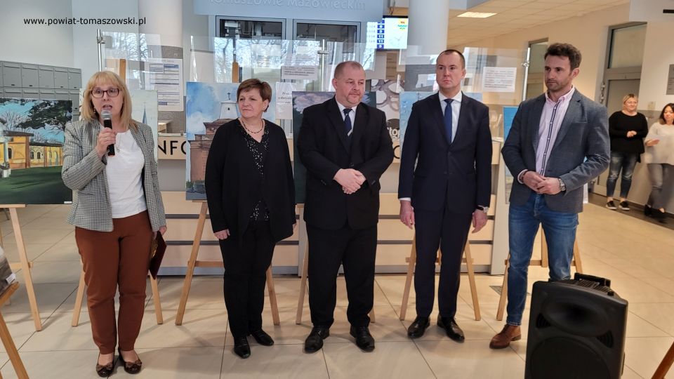 Zdjęcie z wernisażu wystawy obrazów uczniów ZSP nr 6 im. Stanisława Wyspiańskiego w Tomaszowie Mazowieckim, który odbył się w Starostwie Powiatowym w Tomaszowie Mazowieckim w piątek, 8 kwietnia 2022