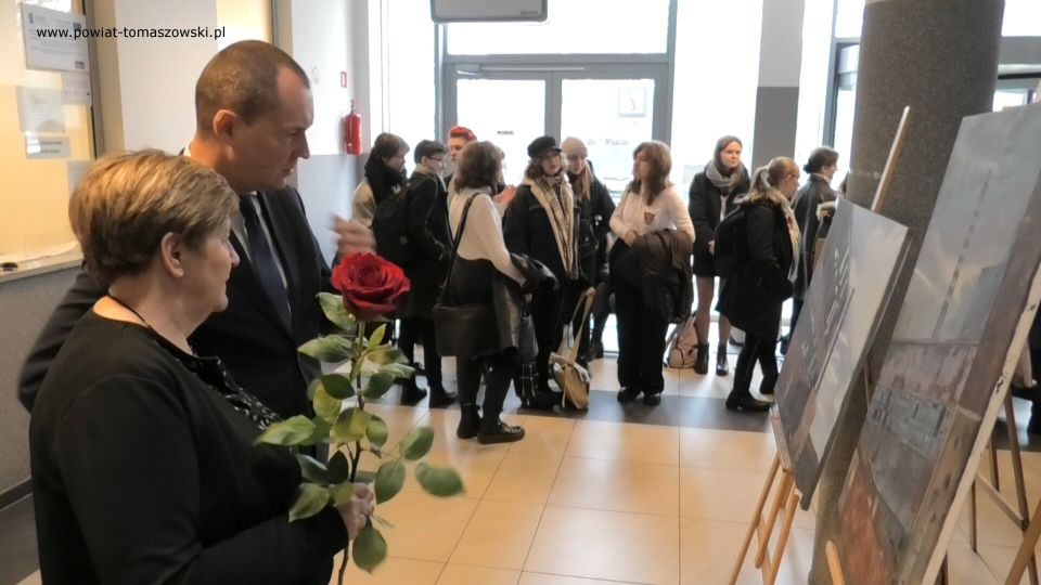 Zdjęcie z wernisażu wystawy obrazów uczniów ZSP nr 6 im. Stanisława Wyspiańskiego w Tomaszowie Mazowieckim, który odbył się w Starostwie Powiatowym w Tomaszowie Mazowieckim w piątek, 8 kwietnia 2022