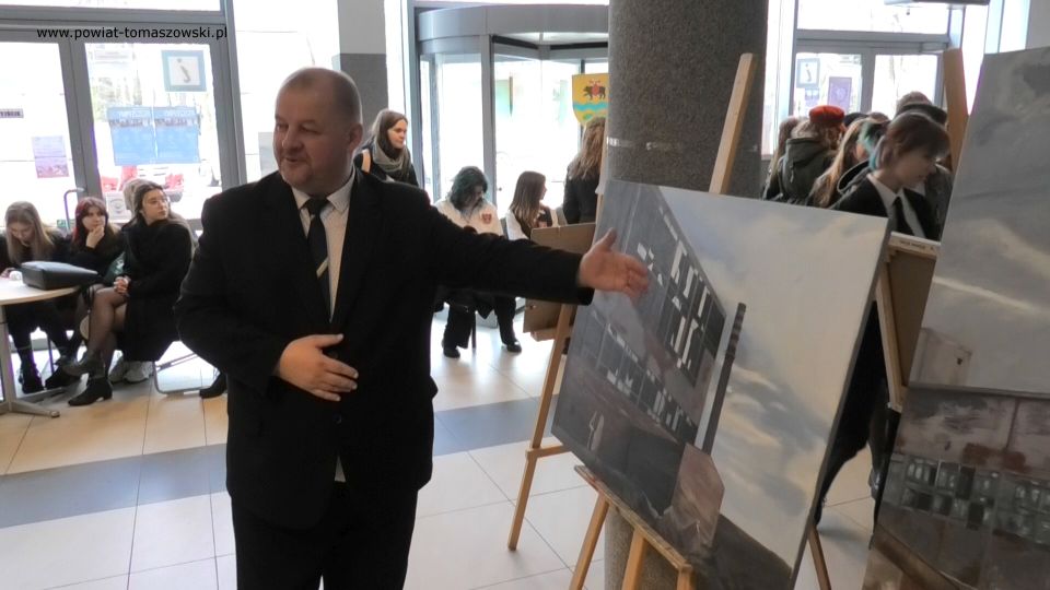 Zdjęcie z wernisażu wystawy obrazów uczniów ZSP nr 6 im. Stanisława Wyspiańskiego w Tomaszowie Mazowieckim, który odbył się w Starostwie Powiatowym w Tomaszowie Mazowieckim w piątek, 8 kwietnia 2022