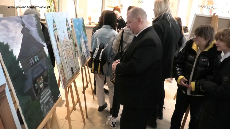 Zdjęcie z wernisażu wystawy obrazów uczniów ZSP nr 6 im. Stanisława Wyspiańskiego w Tomaszowie Mazowieckim, który odbył się w Starostwie Powiatowym w Tomaszowie Mazowieckim w piątek, 8 kwietnia 2022