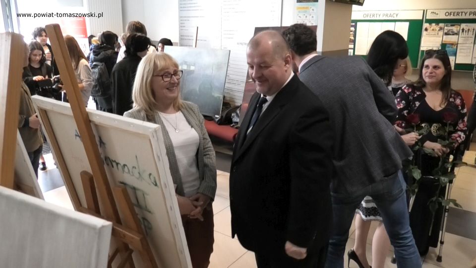 Zdjęcie z wernisażu wystawy obrazów uczniów ZSP nr 6 im. Stanisława Wyspiańskiego w Tomaszowie Mazowieckim, który odbył się w Starostwie Powiatowym w Tomaszowie Mazowieckim w piątek, 8 kwietnia 2022