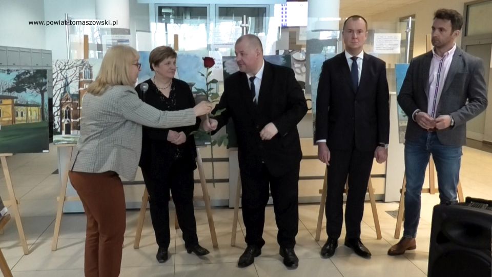 Zdjęcie z wernisażu wystawy obrazów uczniów ZSP nr 6 im. Stanisława Wyspiańskiego w Tomaszowie Mazowieckim, który odbył się w Starostwie Powiatowym w Tomaszowie Mazowieckim w piątek, 8 kwietnia 2022