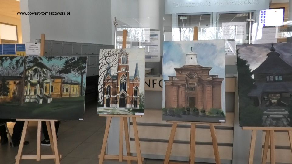 Zdjęcie z wernisażu wystawy obrazów uczniów ZSP nr 6 im. Stanisława Wyspiańskiego w Tomaszowie Mazowieckim, który odbył się w Starostwie Powiatowym w Tomaszowie Mazowieckim w piątek, 8 kwietnia 2022