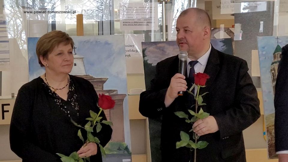 Zdjęcie z wernisażu wystawy obrazów uczniów ZSP nr 6 im. Stanisława Wyspiańskiego w Tomaszowie Mazowieckim, który odbył się w Starostwie Powiatowym w Tomaszowie Mazowieckim w piątek, 8 kwietnia 2022