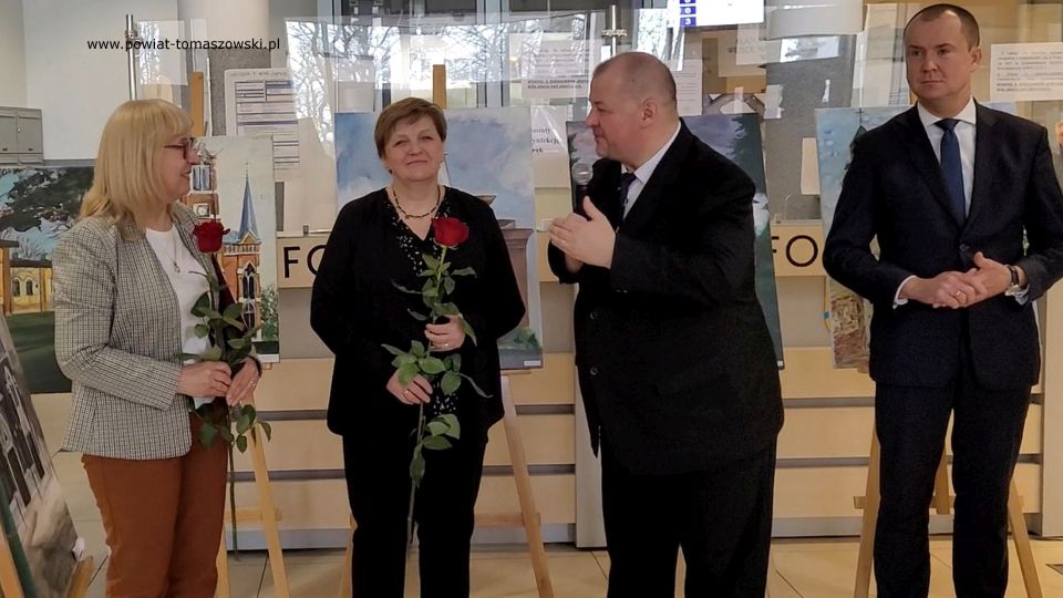 Zdjęcie z wernisażu wystawy obrazów uczniów ZSP nr 6 im. Stanisława Wyspiańskiego w Tomaszowie Mazowieckim, który odbył się w Starostwie Powiatowym w Tomaszowie Mazowieckim w piątek, 8 kwietnia 2022