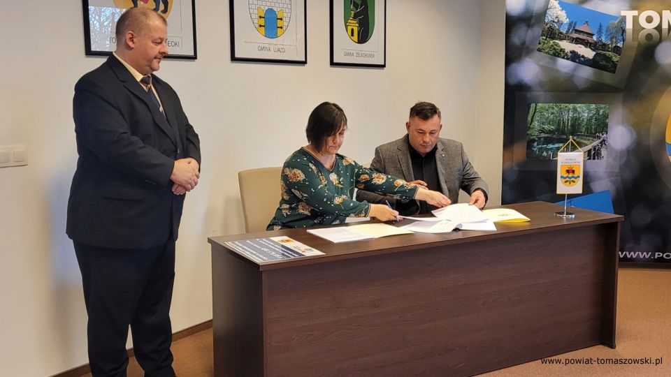 Na zdjęciu: uczestnicy konferencji prasowej, podczas której podpisana została umowa na przebudowę drogi powiatowej na odcinku ulicy Zacisze w Tomaszowie Mazowieckim, która odbyła się we wtorek, 19 kwietnia 2022 roku w Sali konferencyjnej w Starostwie Powiatowym w Tomaszowie Mazowieckim 