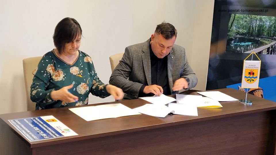 Na zdjęciu: uczestnicy konferencji prasowej, podczas której podpisana została umowa na przebudowę drogi powiatowej na odcinku ulicy Zacisze w Tomaszowie Mazowieckim, która odbyła się we wtorek, 19 kwietnia 2022 roku w Sali konferencyjnej w Starostwie Powiatowym w Tomaszowie Mazowieckim 