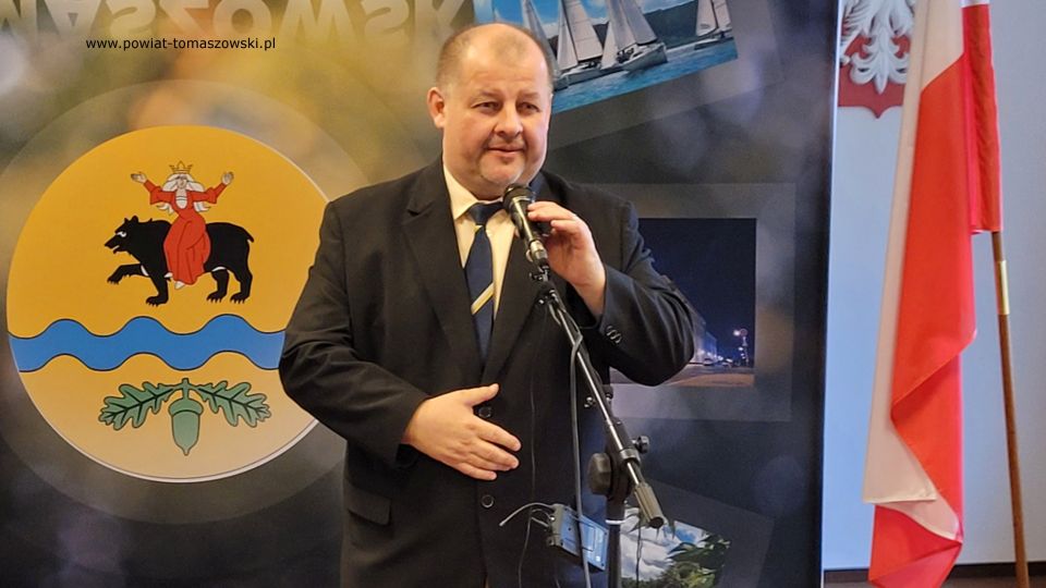 Na zdjęciu: uczestnicy konferencji prasowej, podczas której podpisana została umowa na przebudowę drogi powiatowej na odcinku ulicy Zacisze w Tomaszowie Mazowieckim, która odbyła się we wtorek, 19 kwietnia 2022 roku w Sali konferencyjnej w Starostwie Powiatowym w Tomaszowie Mazowieckim 
