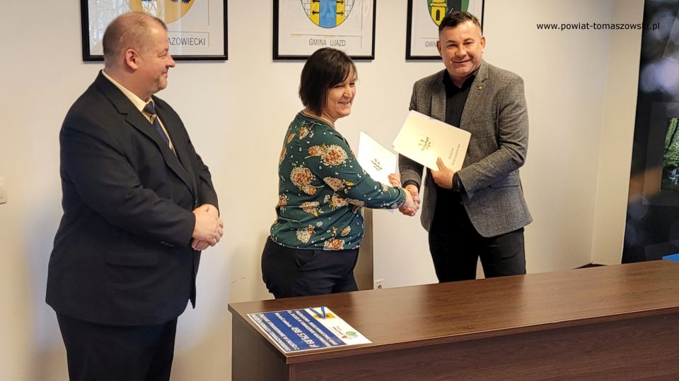 Na zdjęciu: uczestnicy konferencji prasowej, podczas której podpisana została umowa na przebudowę drogi powiatowej na odcinku ulicy Zacisze w Tomaszowie Mazowieckim, która odbyła się we wtorek, 19 kwietnia 2022 roku w Sali konferencyjnej w Starostwie Powiatowym w Tomaszowie Mazowieckim 