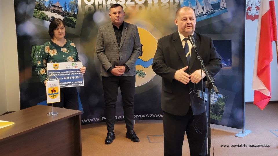 Na zdjęciu: uczestnicy konferencji prasowej, podczas której podpisana została umowa na przebudowę drogi powiatowej na odcinku ulicy Zacisze w Tomaszowie Mazowieckim, która odbyła się we wtorek, 19 kwietnia 2022 roku w Sali konferencyjnej w Starostwie Powiatowym w Tomaszowie Mazowieckim 