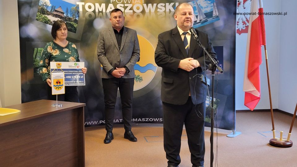 Na zdjęciu: uczestnicy konferencji prasowej, podczas której podpisana została umowa na przebudowę drogi powiatowej na odcinku ulicy Zacisze w Tomaszowie Mazowieckim, która odbyła się we wtorek, 19 kwietnia 2022 roku w Sali konferencyjnej w Starostwie Powiatowym w Tomaszowie Mazowieckim 