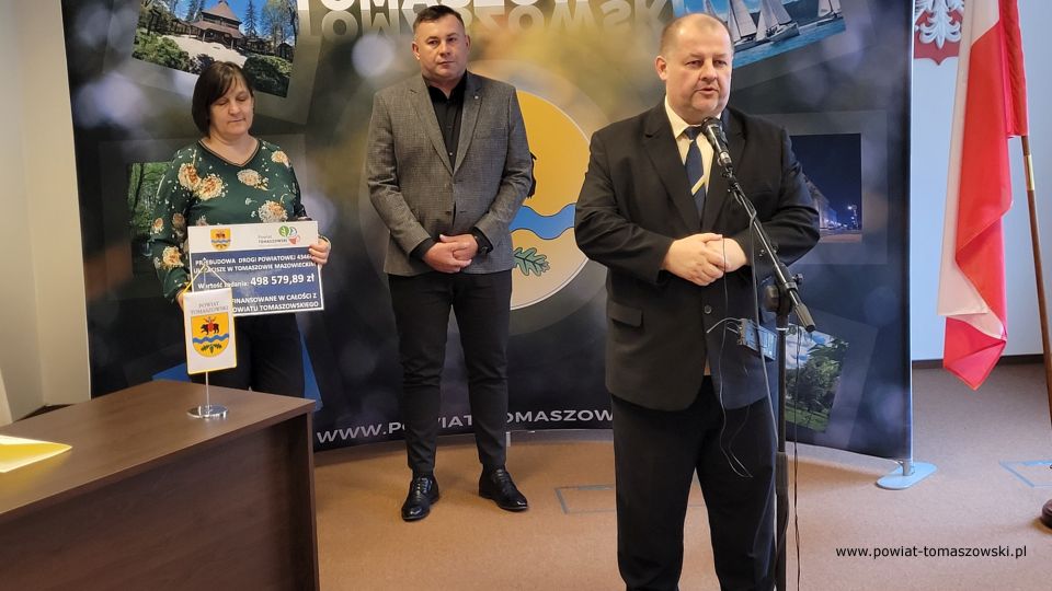 Na zdjęciu: uczestnicy konferencji prasowej, podczas której podpisana została umowa na przebudowę drogi powiatowej na odcinku ulicy Zacisze w Tomaszowie Mazowieckim, która odbyła się we wtorek, 19 kwietnia 2022 roku w Sali konferencyjnej w Starostwie Powiatowym w Tomaszowie Mazowieckim 