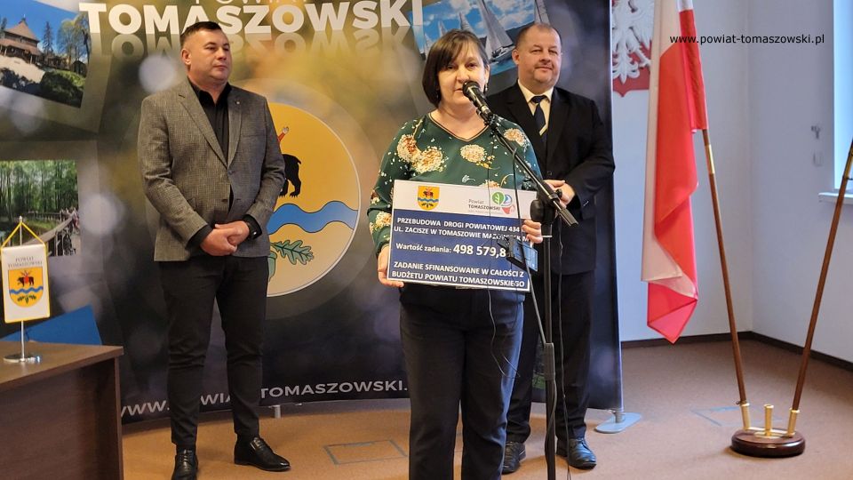 Na zdjęciu: uczestnicy konferencji prasowej, podczas której podpisana została umowa na przebudowę drogi powiatowej na odcinku ulicy Zacisze w Tomaszowie Mazowieckim, która odbyła się we wtorek, 19 kwietnia 2022 roku w Sali konferencyjnej w Starostwie Powiatowym w Tomaszowie Mazowieckim 