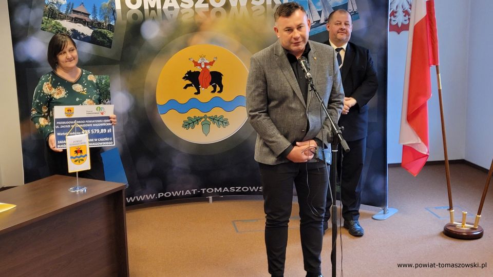 Na zdjęciu: uczestnicy konferencji prasowej, podczas której podpisana została umowa na przebudowę drogi powiatowej na odcinku ulicy Zacisze w Tomaszowie Mazowieckim, która odbyła się we wtorek, 19 kwietnia 2022 roku w Sali konferencyjnej w Starostwie Powiatowym w Tomaszowie Mazowieckim 