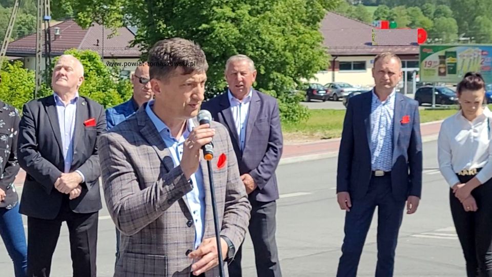 Na zdjęciu: uczestnicy konferencji prasowej, podczas której oddana została do użytku droga w miejscowości Żelechlinek, która odbyła się w czwartek, 19 maja 2022 roku 