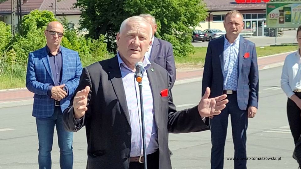 Na zdjęciu: uczestnicy konferencji prasowej, podczas której oddana została do użytku droga w miejscowości Żelechlinek, która odbyła się w czwartek, 19 maja 2022 roku 