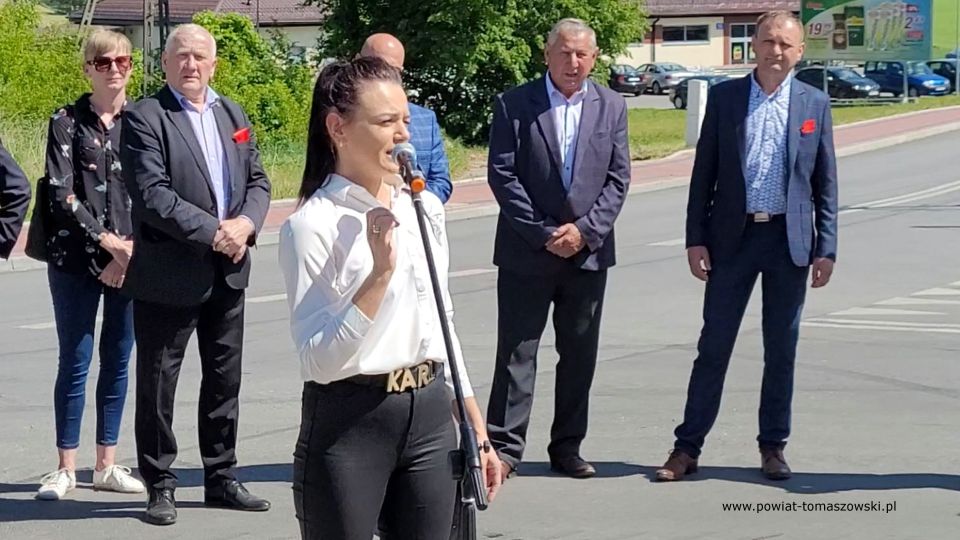 Na zdjęciu: uczestnicy konferencji prasowej, podczas której oddana została do użytku droga w miejscowości Żelechlinek, która odbyła się w czwartek, 19 maja 2022 roku 