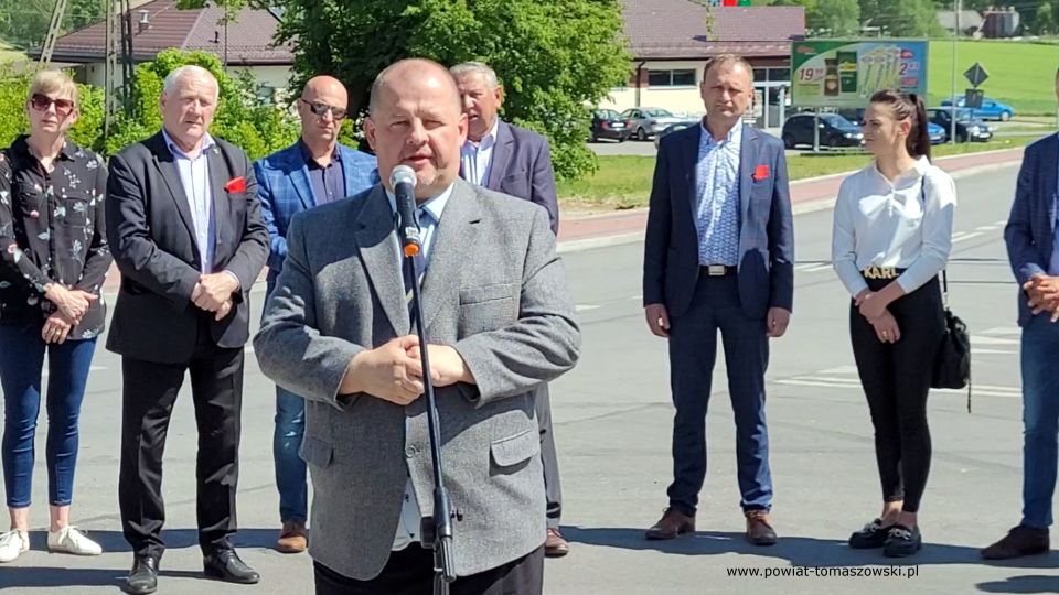 Na zdjęciu: uczestnicy konferencji prasowej, podczas której oddana została do użytku droga w miejscowości Żelechlinek, która odbyła się w czwartek, 19 maja 2022 roku 