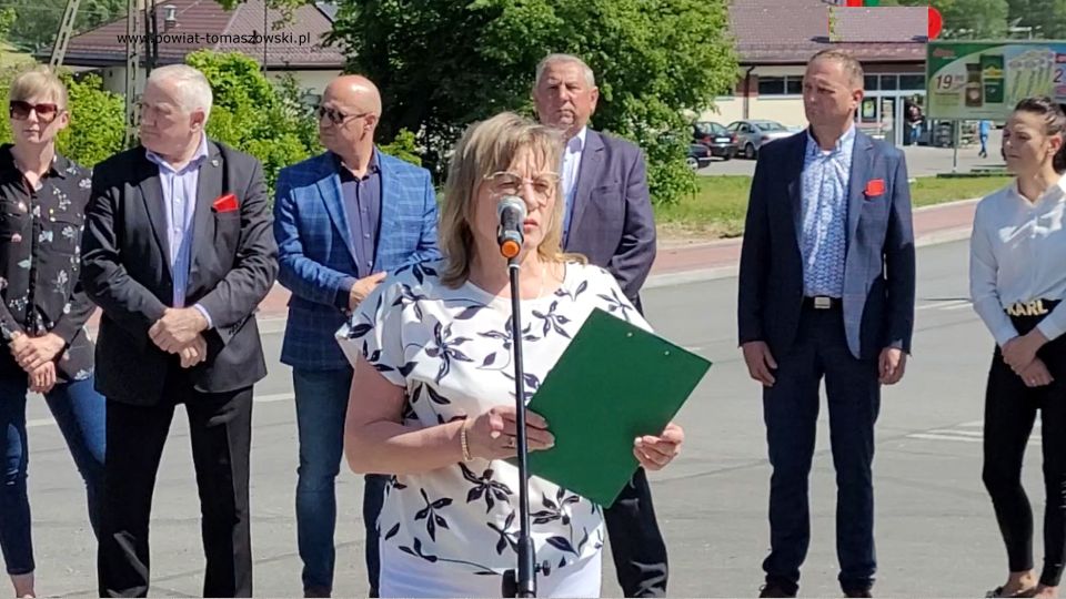 Na zdjęciu: uczestnicy konferencji prasowej, podczas której oddana została do użytku droga w miejscowości Żelechlinek, która odbyła się w czwartek, 19 maja 2022 roku 