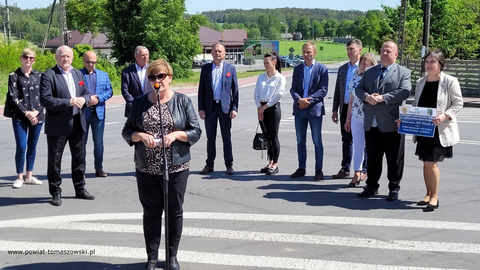 Na zdjęciu: uczestnicy konferencji prasowej, podczas której oddana została do użytku droga w miejscowości Żelechlinek, która odbyła się w czwartek, 19 maja 2022 roku 