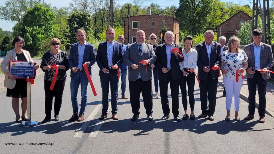 Na zdjęciu: uczestnicy konferencji prasowej, podczas której oddana została do użytku droga w miejscowości Żelechlinek, która odbyła się w czwartek, 19 maja 2022 roku 