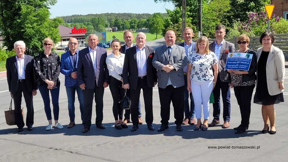 Na zdjęciu: uczestnicy konferencji prasowej, podczas której oddana została do użytku droga w miejscowości Żelechlinek, która odbyła się w czwartek, 19 maja 2022 roku 