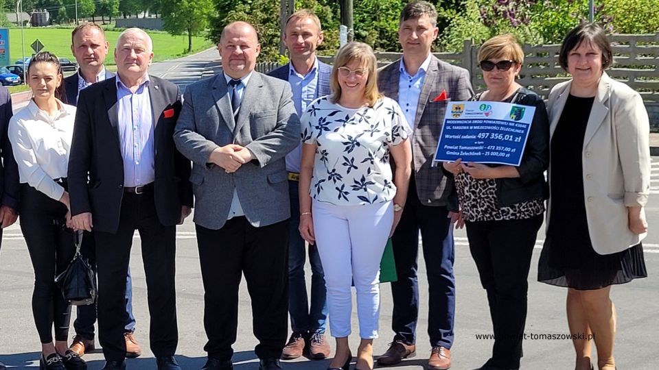 Na zdjęciu: uczestnicy konferencji prasowej, podczas której oddana została do użytku droga w miejscowości Żelechlinek, która odbyła się w czwartek, 19 maja 2022 roku 