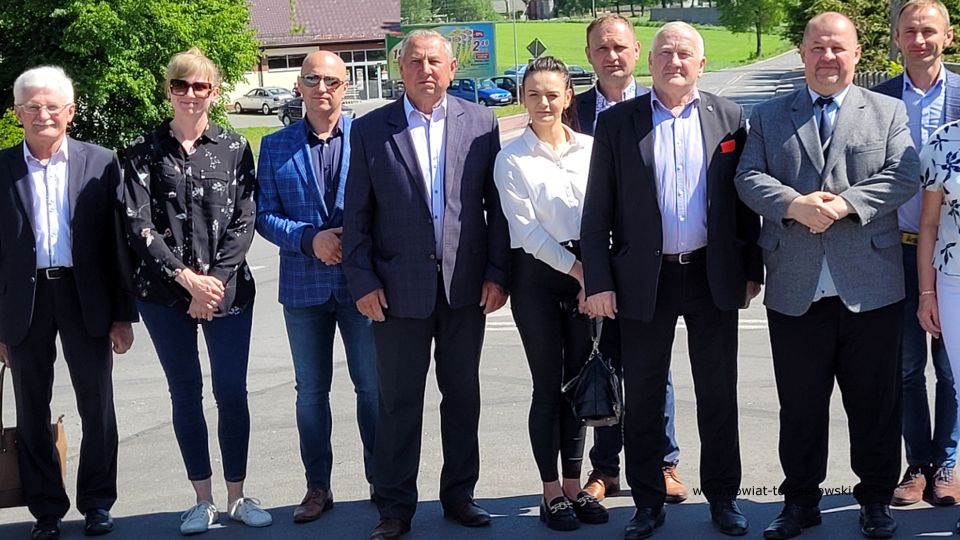 Na zdjęciu: uczestnicy konferencji prasowej, podczas której oddana została do użytku droga w miejscowości Żelechlinek, która odbyła się w czwartek, 19 maja 2022 roku 