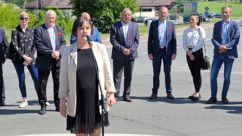 Na zdjęciu: uczestnicy konferencji prasowej, podczas której oddana została do użytku droga w miejscowości Żelechlinek, która odbyła się w czwartek, 19 maja 2022 roku 