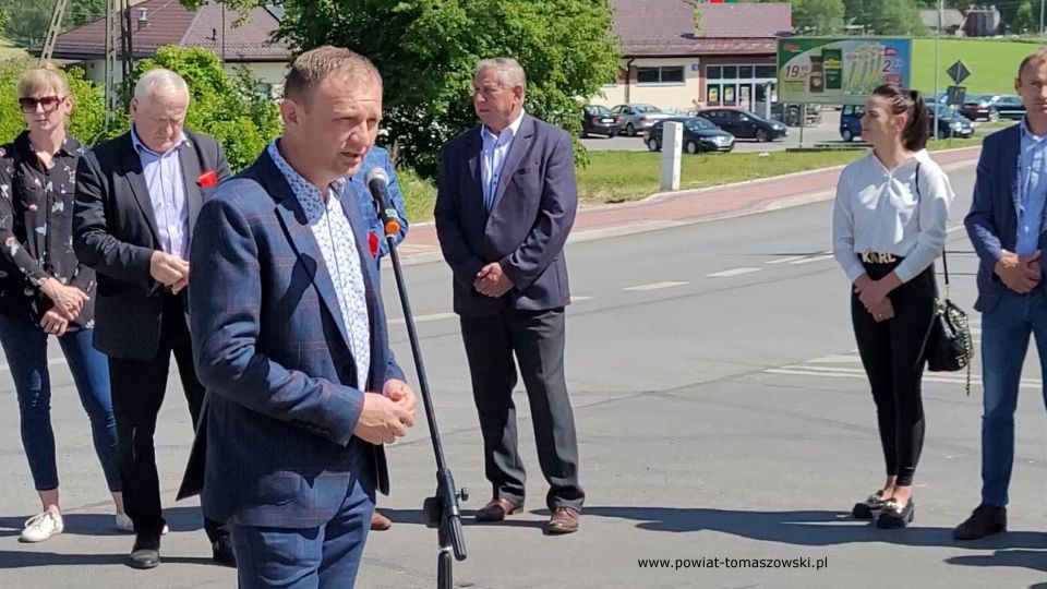 Na zdjęciu: uczestnicy konferencji prasowej, podczas której oddana została do użytku droga w miejscowości Żelechlinek, która odbyła się w czwartek, 19 maja 2022 roku 