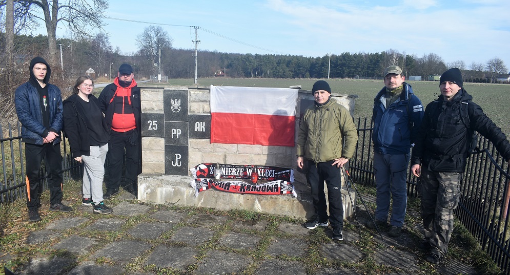 Zdjęcie z pieszego rajdu wokół Zalewu Sulejowskiego, zorganizowanego przez Szkolne Koło Turystyczno-Krajoznawcze w Zespole Szkół Ponadpodstawowych nr 8 przy ulicy Nadrzecznej, w 80. rocznicę utworzenia Armii Krajowej, który odbył się w poniedziałek, 14 lutego 2022 roku Zdjęcie z pieszego rajdu wokół Zalewu Sulejowskiego, zorganizowanego przez Szkolne Koło Turystyczno-Krajoznawcze w Zespole Szkół Ponadpodstawowych nr 8 przy ulicy Nadrzecznej, w 80. rocznicę utworzenia Armii Krajowej, który odbył się w poniedziałek, 14 lutego 2022 roku