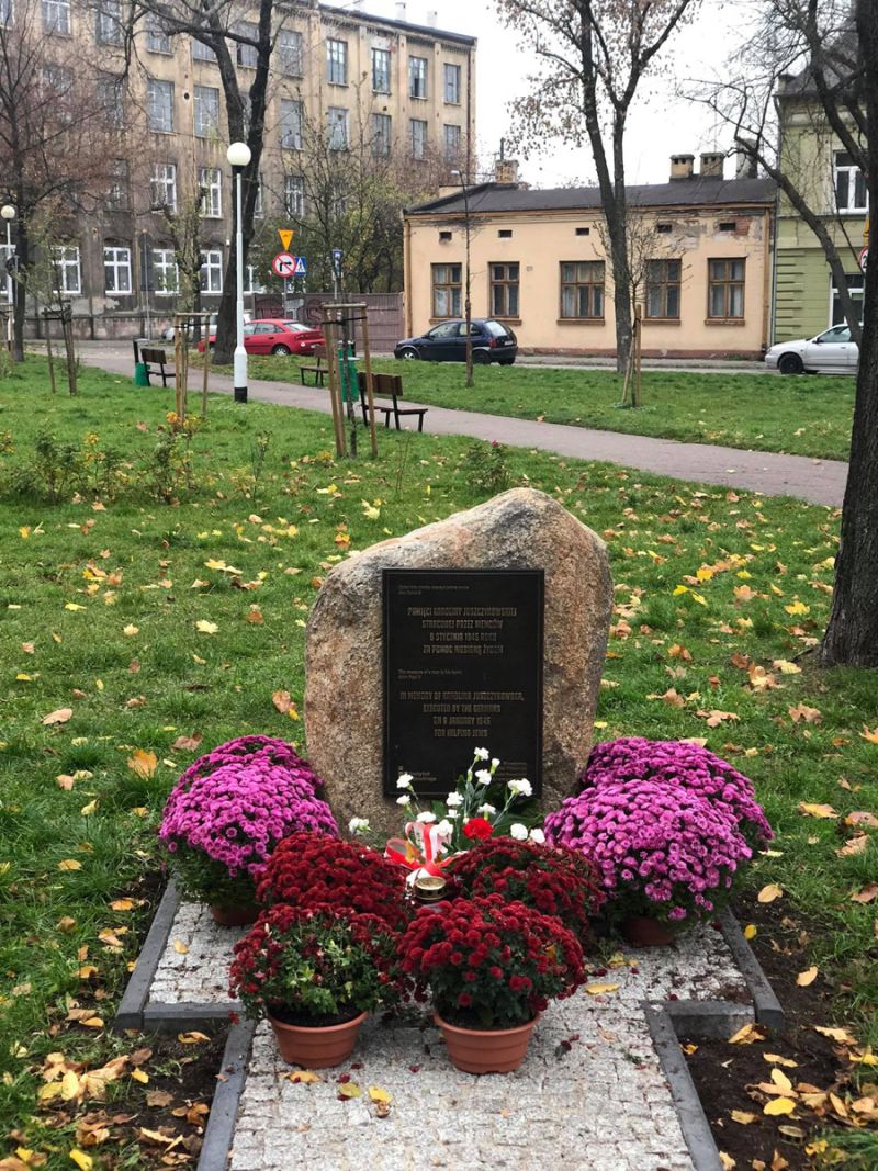 Powiatowe Centrum Animacji Społecznej złożyło kwiaty w miejscach pamięci w powiecie tomaszowskim