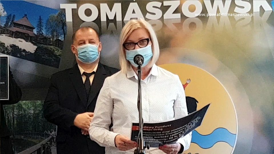 Na zdjęciu: od lewej: Mariusz Węgrzynowski – Starosta Powiatu Tomaszowskiego, Beata Zysiak – Skarbnik Powiatu Tomaszowskiego, podczas konferencji prasowej, która odbyła się 23 kwietnia 2021 roku, w sali konferencyjnej Starostwa Powiatowego w Tomaszowie Mazowieckim, dotycząca pozyskanych środków finansowych w kwocie 8 064 968 złotych z rządowego Funduszu Rozwoju Dróg