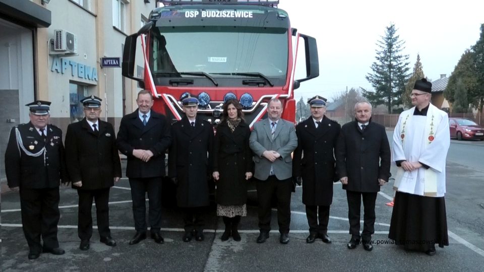 Na zdjęciu: zdjęcie z uroczystości przekazania średniego samochodu ratowniczo-gaśniczego dla OSP w Budziszewicach, które odbyło się w sobotę, 13 listopada 2021 roku, w Budziszewicach