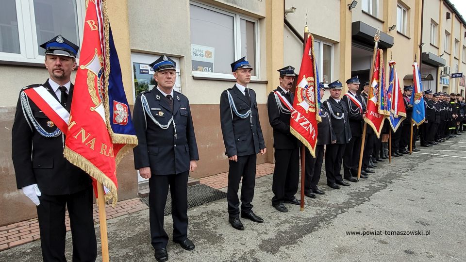 Na zdjęciu: zdjęcie z uroczystości przekazania średniego samochodu ratowniczo-gaśniczego dla OSP w Budziszewicach, które odbyło się w sobotę, 13 listopada 2021 roku, w Budziszewicach