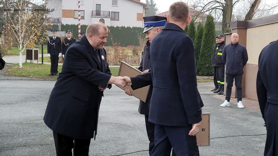 Na zdjęciu: zdjęcie z uroczystości przekazania średniego samochodu ratowniczo-gaśniczego dla OSP w Budziszewicach, które odbyło się w sobotę, 13 listopada 2021 roku, w Budziszewicach