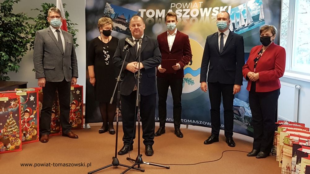Powiatowy Mikołaj obdarował dzieci w szpitalu i domach dziecka