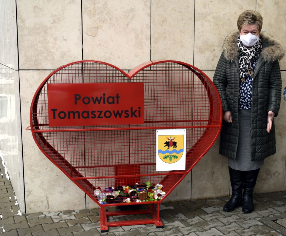Na zdjęciu: Wacława Bąk – Przewodnicząca Rady Powiatu Tomaszowskiego wrzuca do pojemnika, znajdującego się przy siedzibie Starostwa Powiatowego przy ulicy św. Antoniego 41 plastikowe nakretki Powiat zakupił pojemniki na plastikowe nakrętki