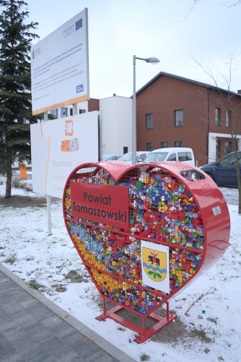 Serce przy Powiatowym Centrum Animacji Społecznej pełne nakrętek 