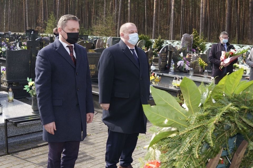 Na zdjęciu: delegacja władz samorządowych województwa łódzkiego i powiatu tomaszowskiego w składzie: od prawej: Mariusz Węgrzynowski – Starosta Powiatu Tomaszowskiego, Zbigniew Ziemba – Wicemarszałek Województwa Łódzkiego, podczas składania kwiatów na cmentarzu w Spale na grobie śp. gen. broni Tadeusza Buka – Dowódcy Wojsk Lądowych, który zginął w katastrofie samolotu rządowego na lotnisku pod Smoleńskiem
