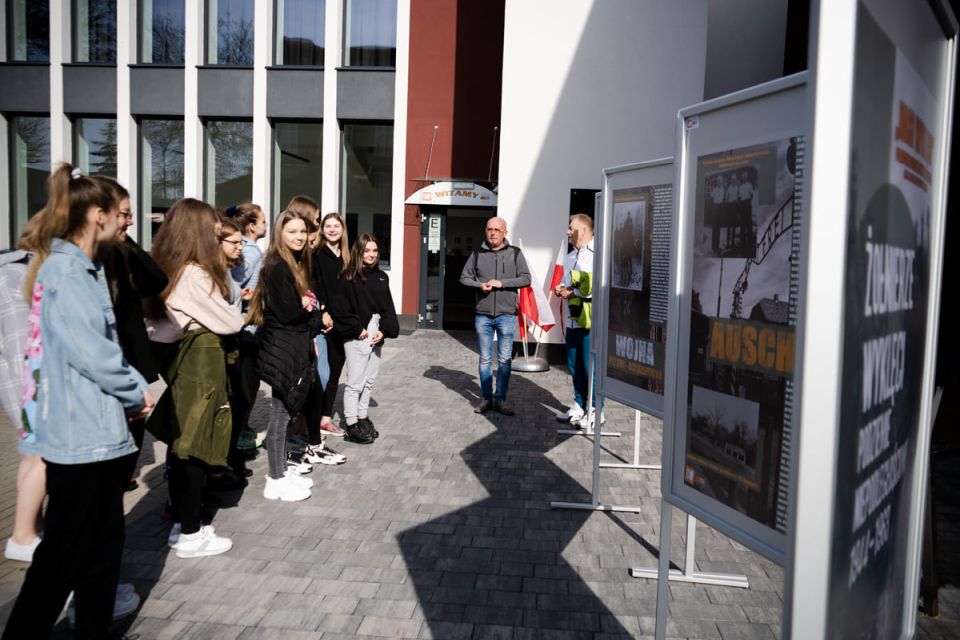 Na zdjęciu: młodzież II LO w Tomaszowie Mazowieckim podczas zwiedzania wystawy „Witold Pilecki – ochotnik do Auschwitz”, znajdującej się w Powiatowym Centrum Animacji Społecznej Na zdjęciu: młodzież II LO w Tomaszowie Mazowieckim podczas zwiedzania wystawy „Witold Pilecki – ochotnik do Auschwitz”, znajdującej się w Powiatowym Centrum Animacji Społecznej