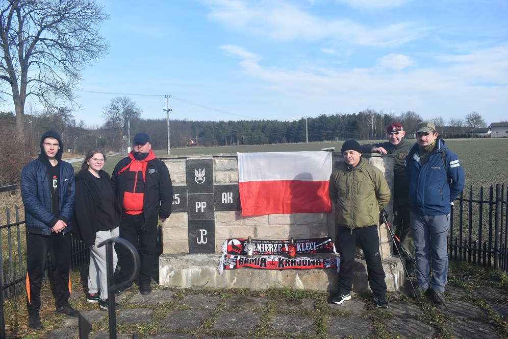 Zdjęcie z pieszego rajdu wokół Zalewu Sulejowskiego, zorganizowanego przez Szkolne Koło Turystyczno-Krajoznawcze w Zespole Szkół Ponadpodstawowych nr 8 przy ulicy Nadrzecznej, w 80. rocznicę utworzenia Armii Krajowej, który odbył się w poniedziałek, 14 lutego 2022 roku Zdjęcie z pieszego rajdu wokół Zalewu Sulejowskiego, zorganizowanego przez Szkolne Koło Turystyczno-Krajoznawcze w Zespole Szkół Ponadpodstawowych nr 8 przy ulicy Nadrzecznej, w 80. rocznicę utworzenia Armii Krajowej, który odbył się w poniedziałek, 14 lutego 2022 roku
