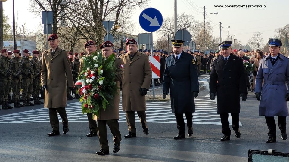 Na zdjęciu: zdjęcie z uroczystości pod Pomnikiem poległym Legionistom Piłsudskiego, która odbyła się 11 listopada 2021 roku w 103. rocznicę odzyskania przez Polskę niepodległości