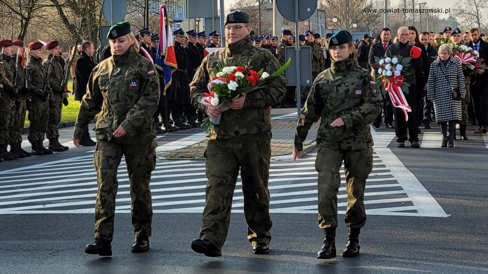 Na zdjęciu: zdjęcie z uroczystości pod Pomnikiem poległym Legionistom Piłsudskiego, która odbyła się 11 listopada 2021 roku w 103. rocznicę odzyskania przez Polskę niepodległości