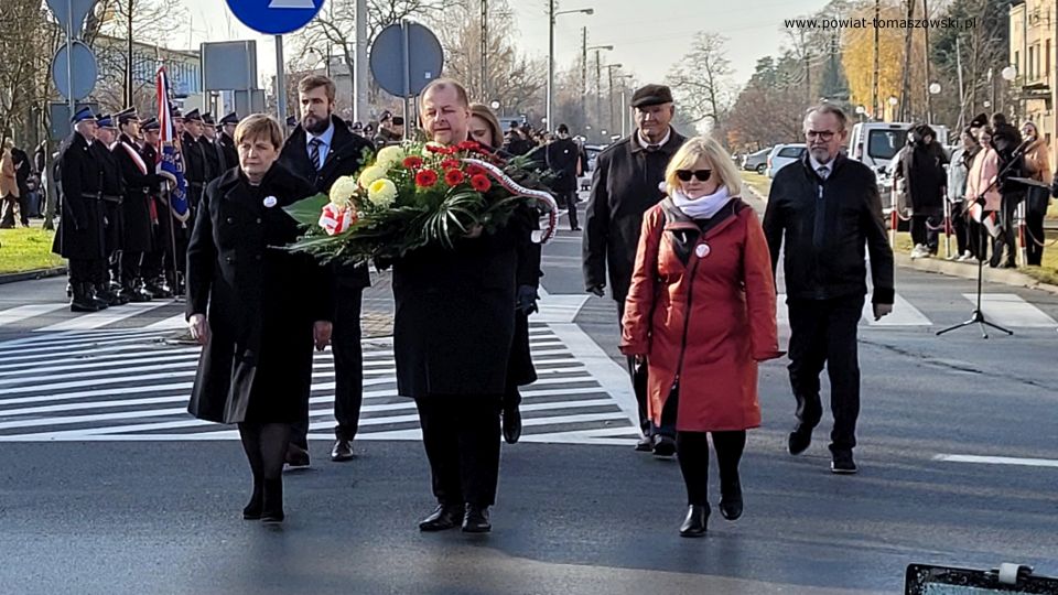 Na zdjęciu: zdjęcie z uroczystości pod Pomnikiem poległym Legionistom Piłsudskiego, która odbyła się 11 listopada 2021 roku w 103. rocznicę odzyskania przez Polskę niepodległości