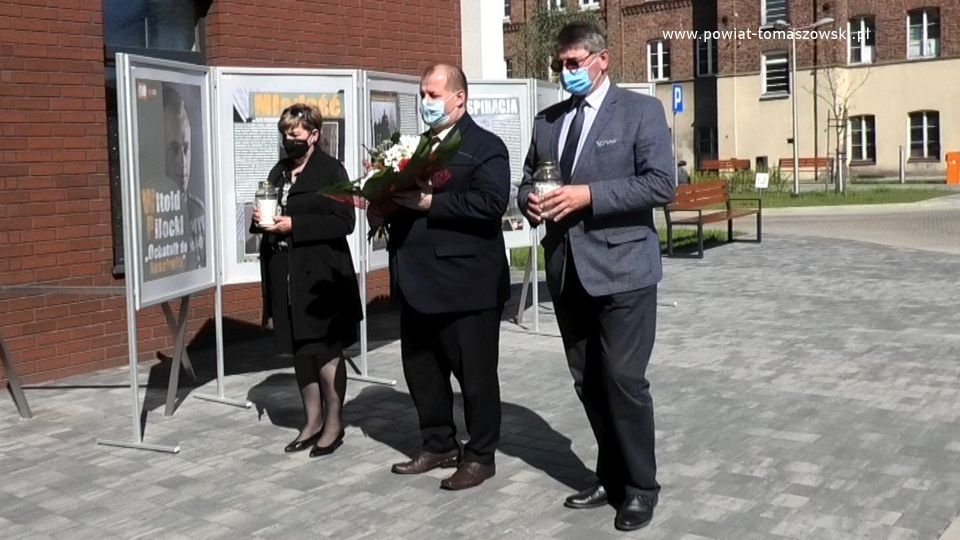 Na zdjęciu: od prawej: Leszek Ogórek – Wicestarosta Powiatu Tomaszowskiego, Mariusz Węgrzynowski – Starosta Powiatu Tomaszowskiego, Elżbieta Łojszczyk – członek Zarządu Powiatu Tomaszowskiego, składają kwiaty pod tablicą płk. Witolda Pileckiego, patrona Powiatowego Centrum Animacji Społecznej w Tomaszowie Mazowieckim, 13 maja 2021 roku, w 120. rocznicę urodzin Witolda Pileckiego
