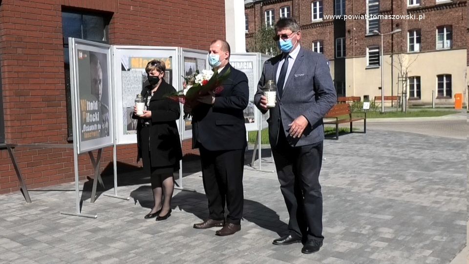 Na zdjęciu: od prawej: Leszek Ogórek – Wicestarosta Powiatu Tomaszowskiego, Mariusz Węgrzynowski – Starosta Powiatu Tomaszowskiego, Elżbieta Łojszczyk – członek Zarządu Powiatu Tomaszowskiego, składają kwiaty pod tablicą płk. Witolda Pileckiego, patrona Powiatowego Centrum Animacji Społecznej w Tomaszowie Mazowieckim, 13 maja 2021 roku, w 120. rocznicę urodzin Witolda Pileckiego