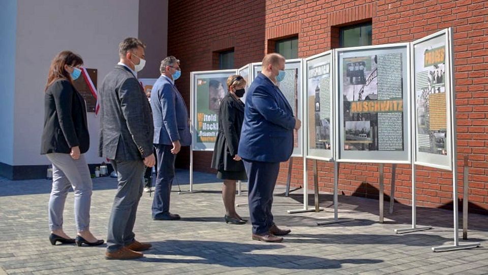 Na zdjęciu: od prawej: Mariusz Węgrzynowski – Starosta Powiatu Tomaszowskiego, Elżbieta Łojszczyk – członek Zarządu Powiatu Tomaszowskiego, Leszek Ogórek – Wicestarosta Powiatu Tomaszowskiego, Dariusz Stańdo – Wicedyrektor PCAS-u, Dorota Ignasiak – dyrektor PCAS-u, przed wystawą pt. „Witold Pilecki – ochotnik w Auschwitz”, prezentowaną przed Powiatowym Centrum Animacji Społecznej w Tomaszowie Mazowieckim, 13 maja 2021 roku, w 120. rocznicę urodzin Witolda Pileckiego